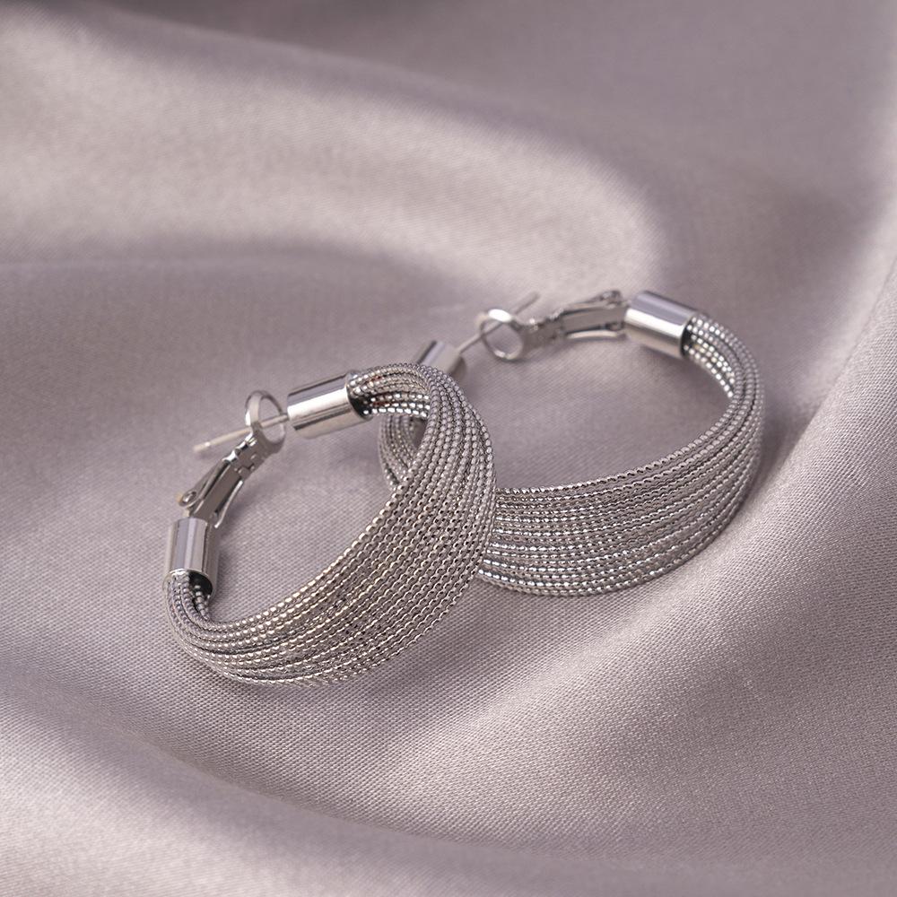 Серьги-иглы из серебра 925 пробы: Легкая роскошь, высококлассные пусеты и универсальный нишевый дизайн в виде колец для работы и стиля