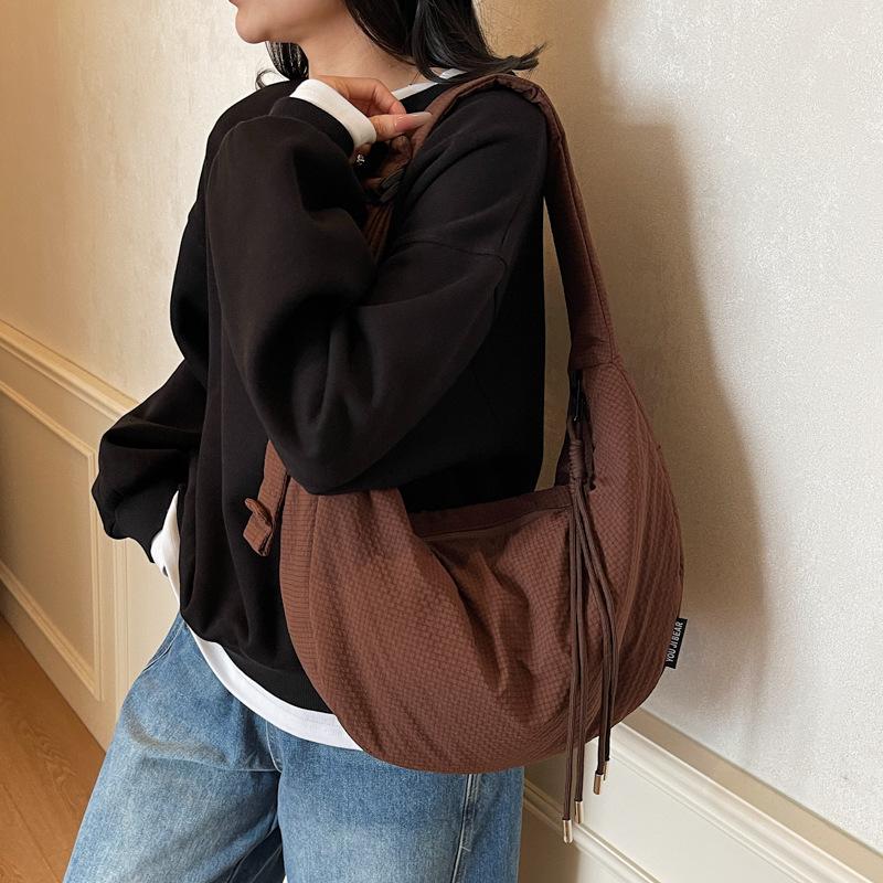 Niche Japanese simple dumpling bag trendy fashion pleated shoulder armpit bag 2025 new large-capacity messenger bag