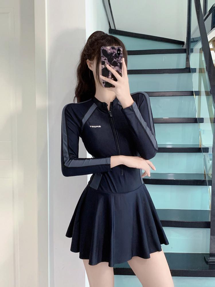 Женский цельный купальник с длинными рукавами