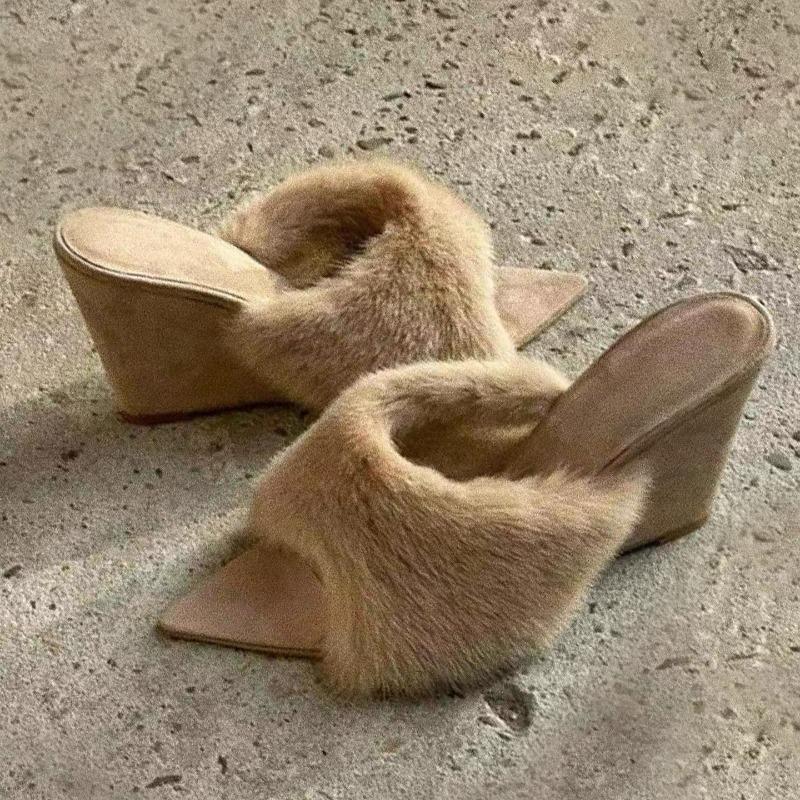 Модные пушистые женские тапочки на танкетке, сандалии на платформе с острым носком, туфли на высоком каблуке, зима 2025, дизайнерский бренд, вечерние, платье, сексуальная обувь