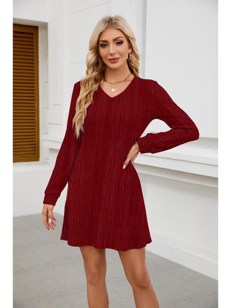 Повседневное платье 2024 года с V-образным вырезом, карманами, ребристым узором и длинными рукавами для европейских и американских женщин.