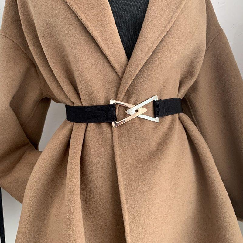 Шикарный пояс с треугольной пряжкой для женщин в элегантных черном и бежевом цветах, идеально подходящий для осенней моды