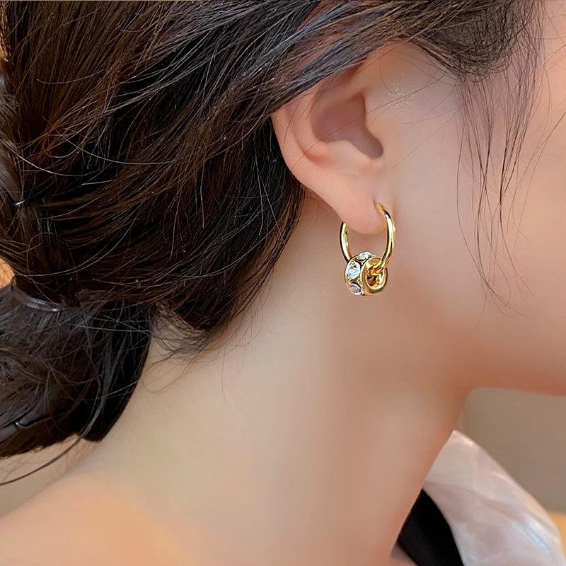 Серьги с бриллиантами можно носить двумя способами