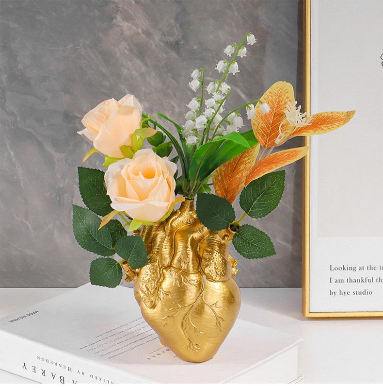 Креативная скульптура вазы в форме сердца, идеально подходит для демонстрации букетов или сухоцветов, стильное настольное декоративное украшение