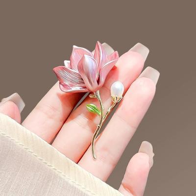 Yousheng Magnolia Flower Brooch для женщин Искусственные булавки с цветами Эмалевые значки с искусственным жемчугом Значки на лацкан для курток, платьев, пальто Аксессуары