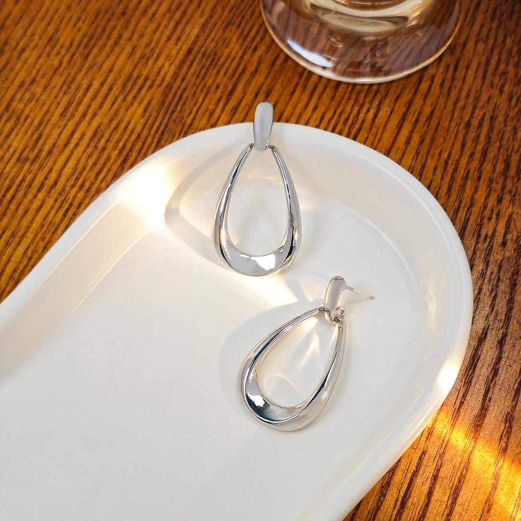 Sleek Geometric Oval Earrings with Silver Needle - Luxurious, Versatile Water Drop Pendant for Women