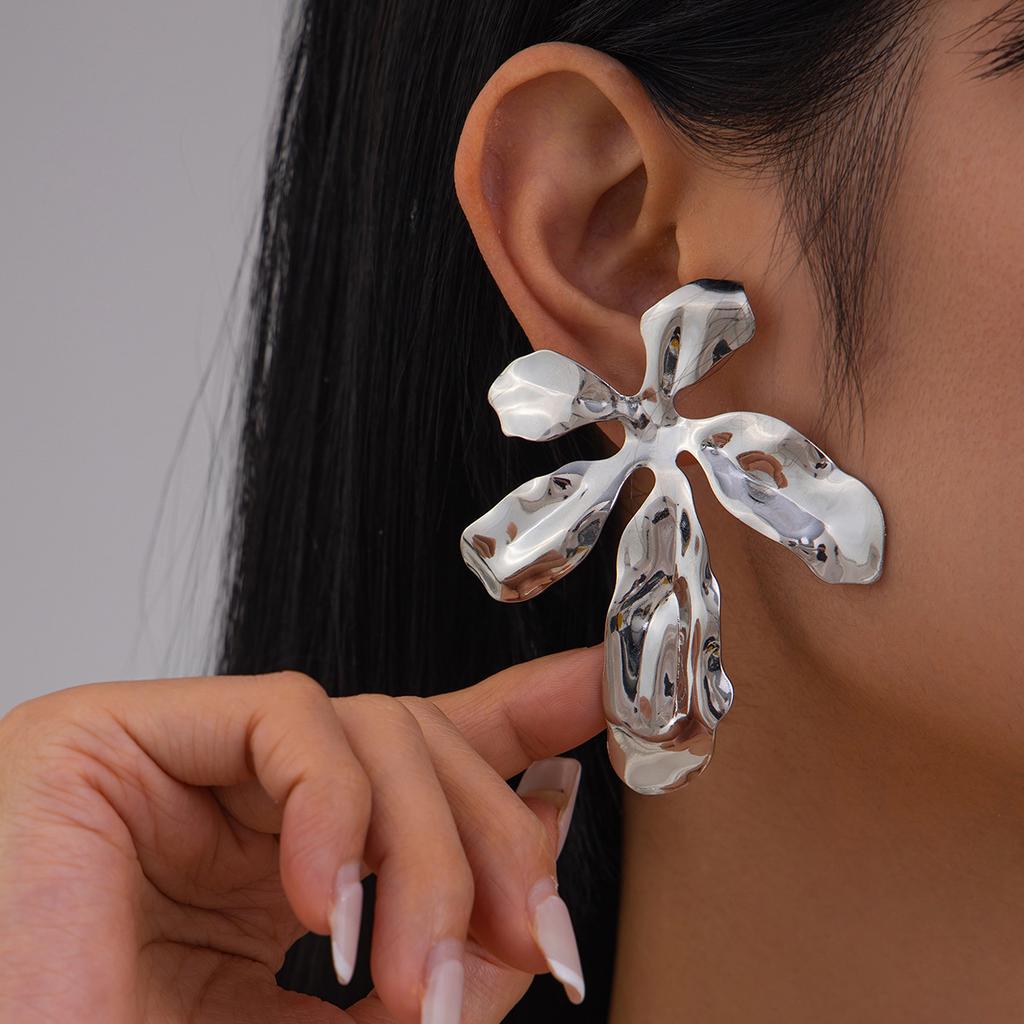 Ювелирные изделия личность преувеличенные асимметричные серьги-цветы мода инс ниша плиссированные металлические серьги-гвоздики женские