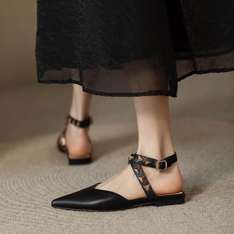 Модные французские темпераментные полуботинки женские сандалии 2024 года лета новые модные универсальные туфли с заклепками и плоской подошвой тренд