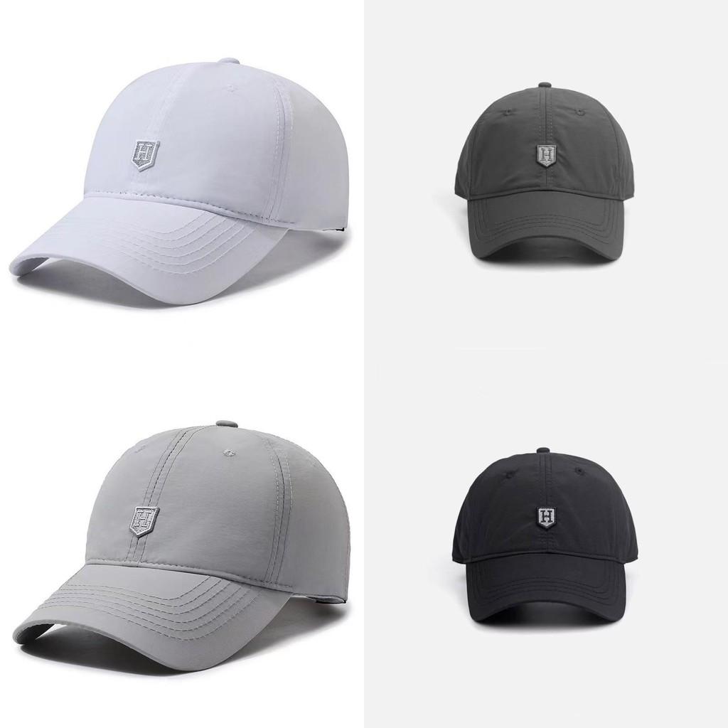 Стильная регулируемая бейсболка для лета из дышащей быстросохнущей ткани белого и темно-серого цвета