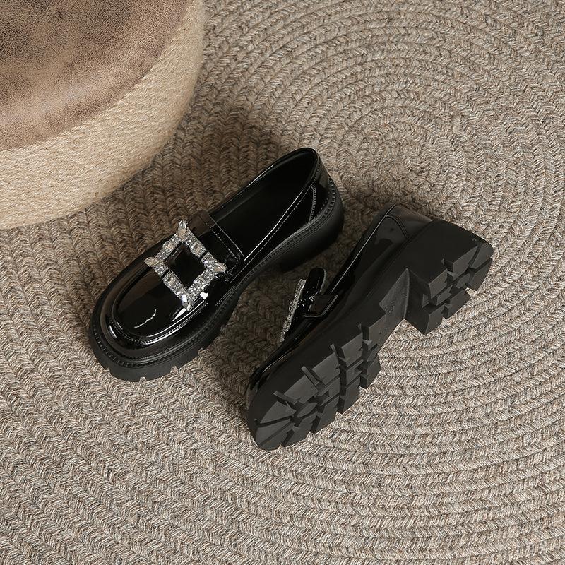 Маленькие кожаные туфли из лакированной кожи, женские осенне-зимние туфли на толстой подошве, новые туфли Lok Fu в британском стиле, туфли-джокеры с квадратной пряжкой и стразами