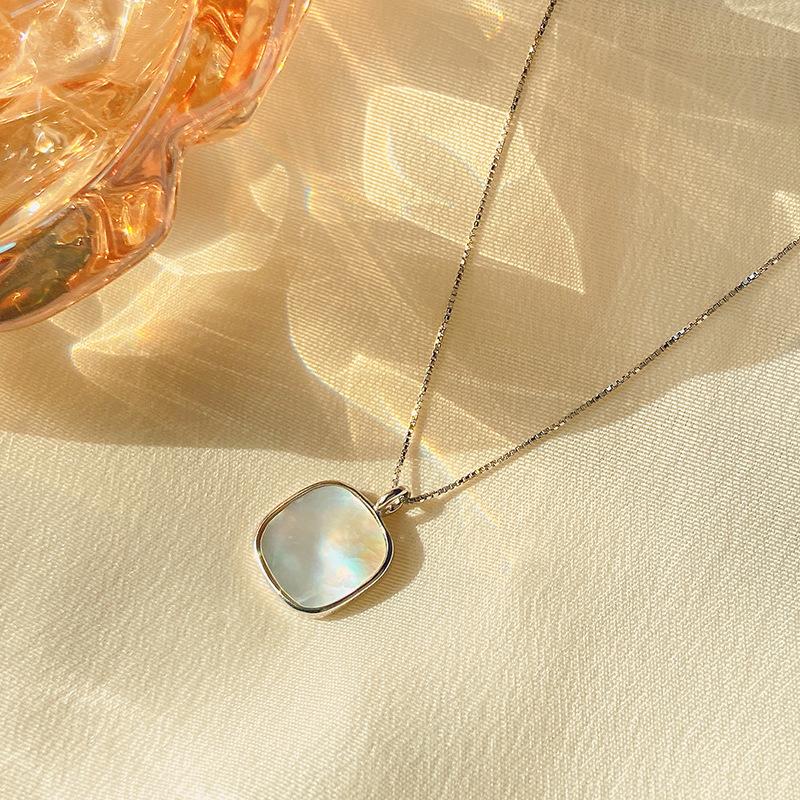 French Light Luxury Geometric Square Shell Necklace, Simple Niche Design, High-End Golden Collarbone Chain For Women