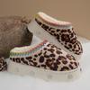 Леопардовые тапочки на толстой подошве для женщин 2025 Зимние теплые толстые плюшевые домашние тапочки Комфортные тапочки на платформе с металлическими заклепками