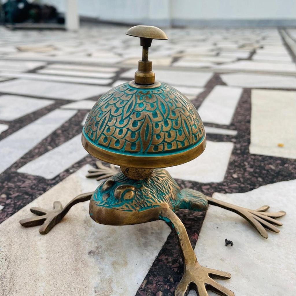 Старинный латунный настольный колокольчик в форме лягушки — изысканный настольный колокольчик для офисного приема и не только.