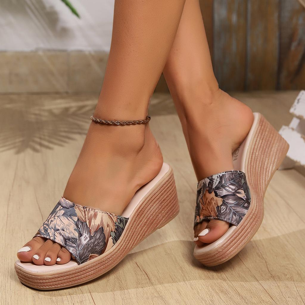 Сандалии женские 2024 лето новые толстодонные танкетки удобные большие принтованные женские классные тапочки женская мода