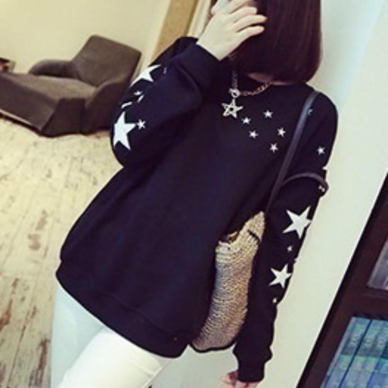 Женский свитер с длинным рукавом осень-зима. Цвета свитера белый, чёрный. Классический покрой