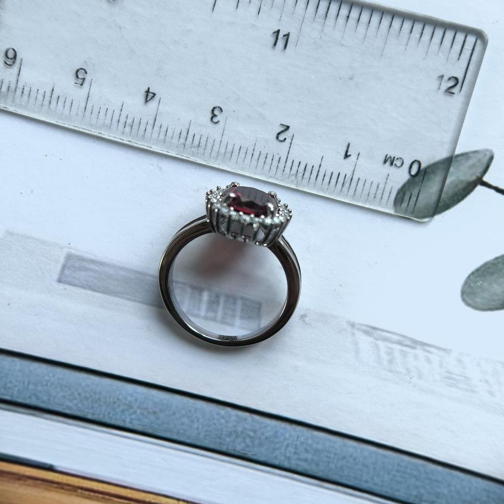 Серебряное кольцо с искусственным гранатом nano, фианитами, вес изделия 3,51 гр (60002305)