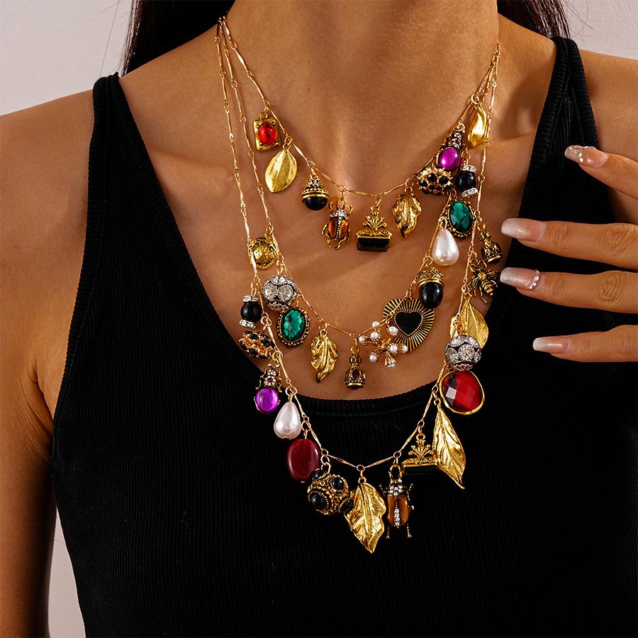 Ретро Ожерелье с инкрустированным бриллиантами сердцем и геометрическим насекомым для женщин - Преувеличенный многоэлементный дизайн