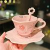 Креативный керамический набор кофейной чашки и блюдца, офисная чашка и блюдце для послеобеденного чая, девчачье сердце, чашка и блюдце с рельефом цветущей сакуры, сувенирный подарок