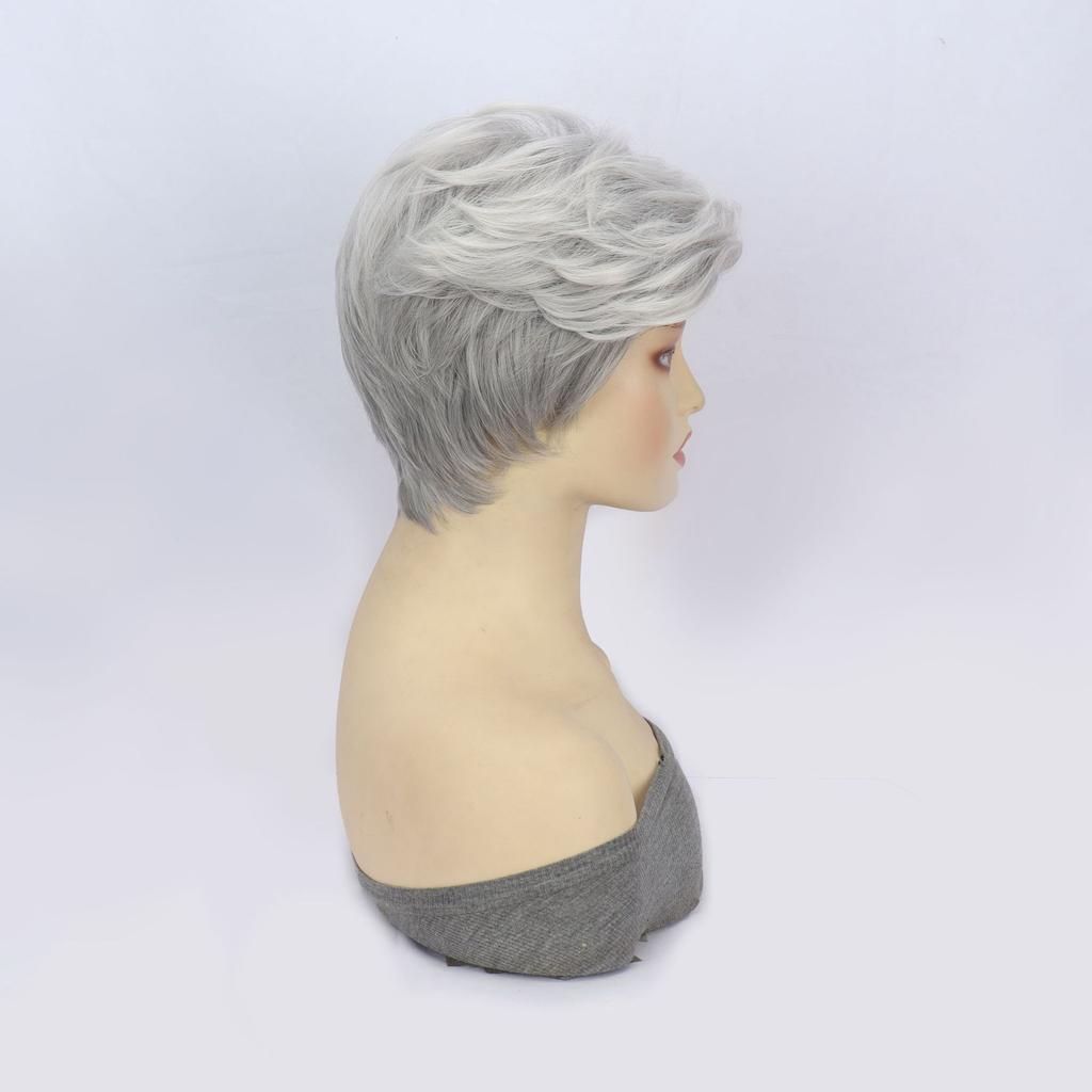 Женские серо-белые слегка вьющиеся короткие волосы