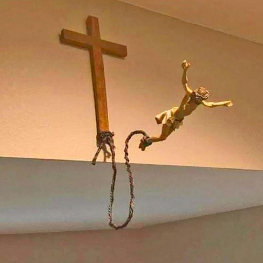 Innovative Cross Decor Bungee Jumping Jesus Christ Figure Wood Cross Religious Art Pieces Resin Crafts Ffor Home Decor