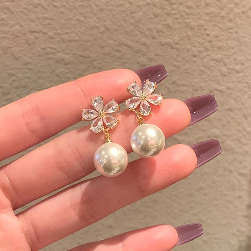 2023 High-End French Pearl Earrings: Light Luxury, Unique Design for Women
