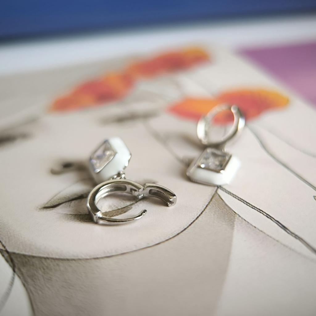 Серебряные серьги с фианитами, емаллю (2185901)