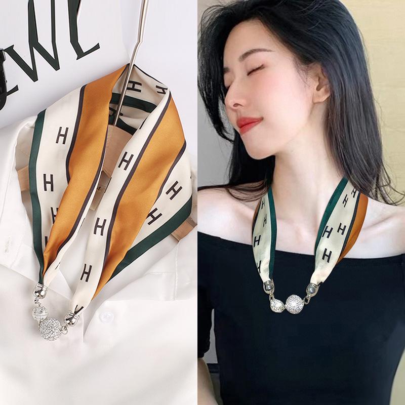 Женский шелковый шарф с магнитной пряжкой — модная защита шеи на весну, лето и осень 2024 года