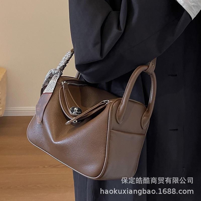 High sense women's bag 2025 new trendy fashion autumn and winter niche design messenger bag popular portable pillow bag