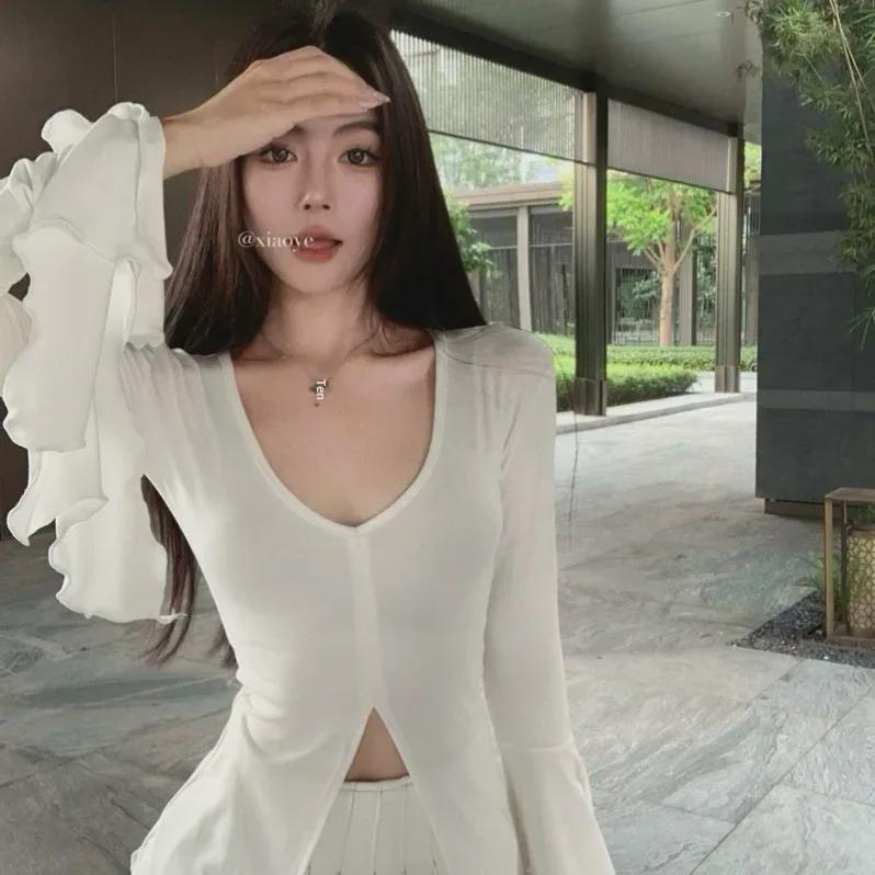 Осенняя футболка с V-образным вырезом и расклешенными рукавами для женщин