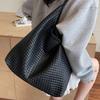 Premium Sense Woven Tote Bag Women's New Fashion Casual Retro Commuter Bag Versatile Large Capacity Shoulder Armpit Bag
