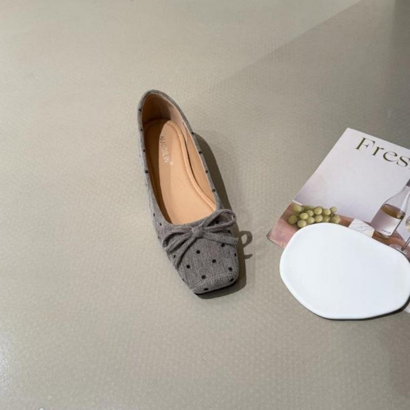 Gentle inner height increase, square head shallow mouth single shoes are thin, embellished with polka dot bow design, daily single shoe tide