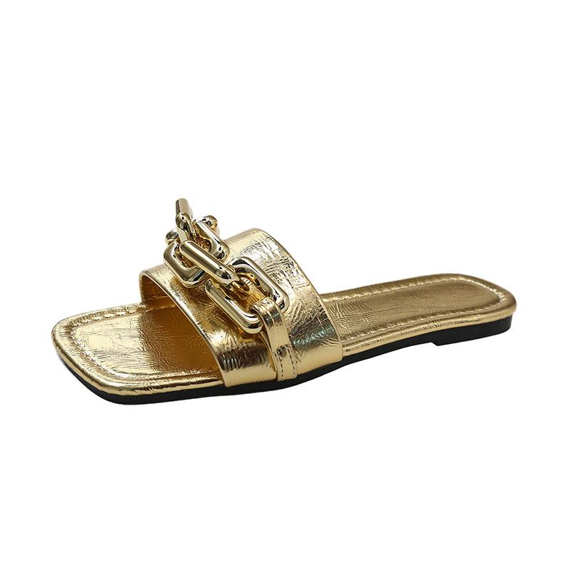 2024 Новые летние женские шлепанцы из золота и серебра, модные уличные туфли на плоской подошве с цепочкой, шикарные женские пляжные тапочки, роскошные шлепанцы
