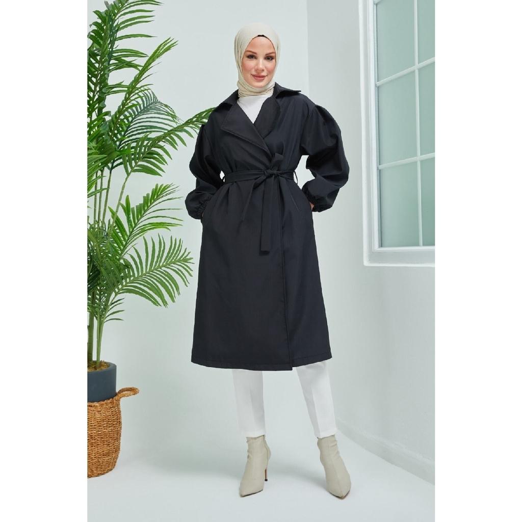 Черный плащ с объемными рукавами и поясом