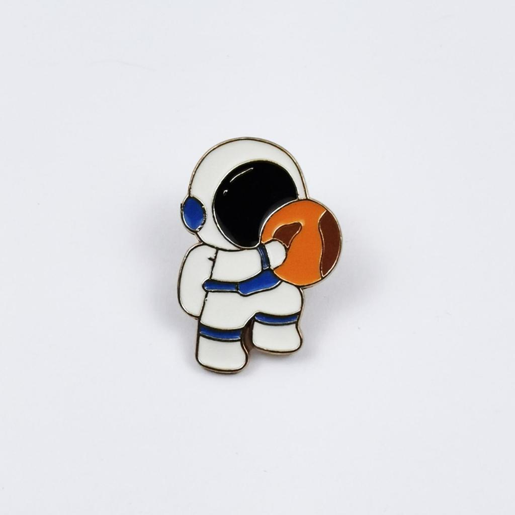 Cute Couple Astronaut Brooch: Planet Hugging Pin Badge