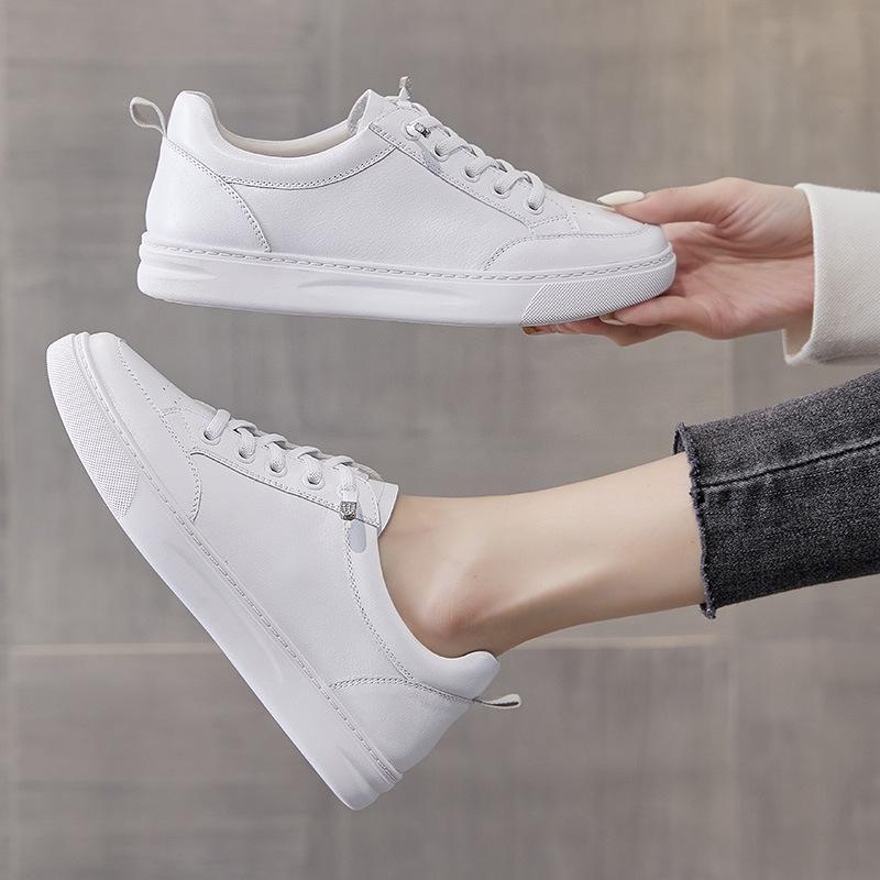 Маленькие белые туфли из натуральной кожи. Женская обувь. Новый весенний популярный стиль. Спортивные туфли для досок. Универсальные повседневные туфли из коровьей кожи с носком. Весна и осень.