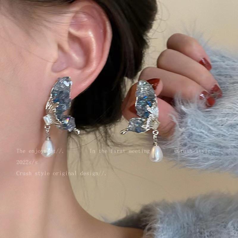 Sweet and cool girl~ Light luxury high-end butterfly earrings New year's trendy cold wind sweet stud earrings and ear jewelry