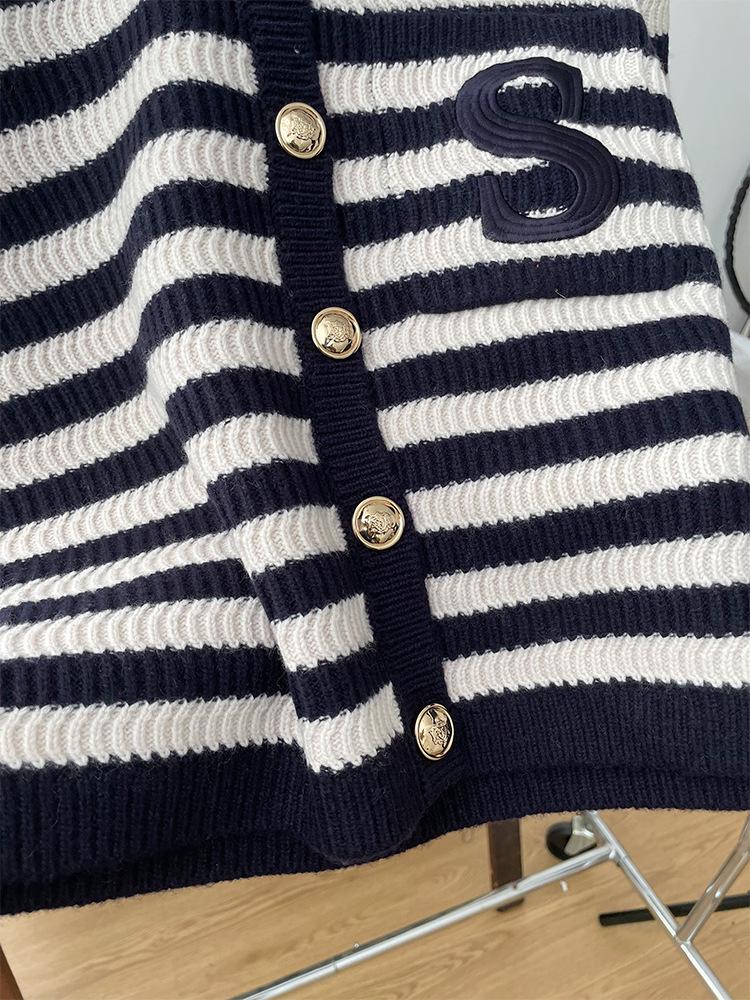 Yingjie S 2023 Autumn/Winter Retro French Ruffled Collar Striped Knit Cardigan with Embroidered Lettering