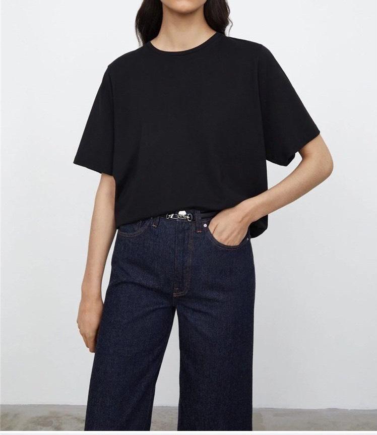 Минималистичная футболка А-силуэта с перекрученным швом, с круглым вырезом и короткими рукавами, коллекция весна/лето 2022.