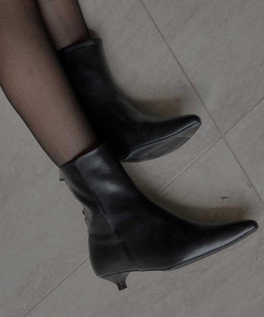 Sleek Diana Ankle Boots (Black)