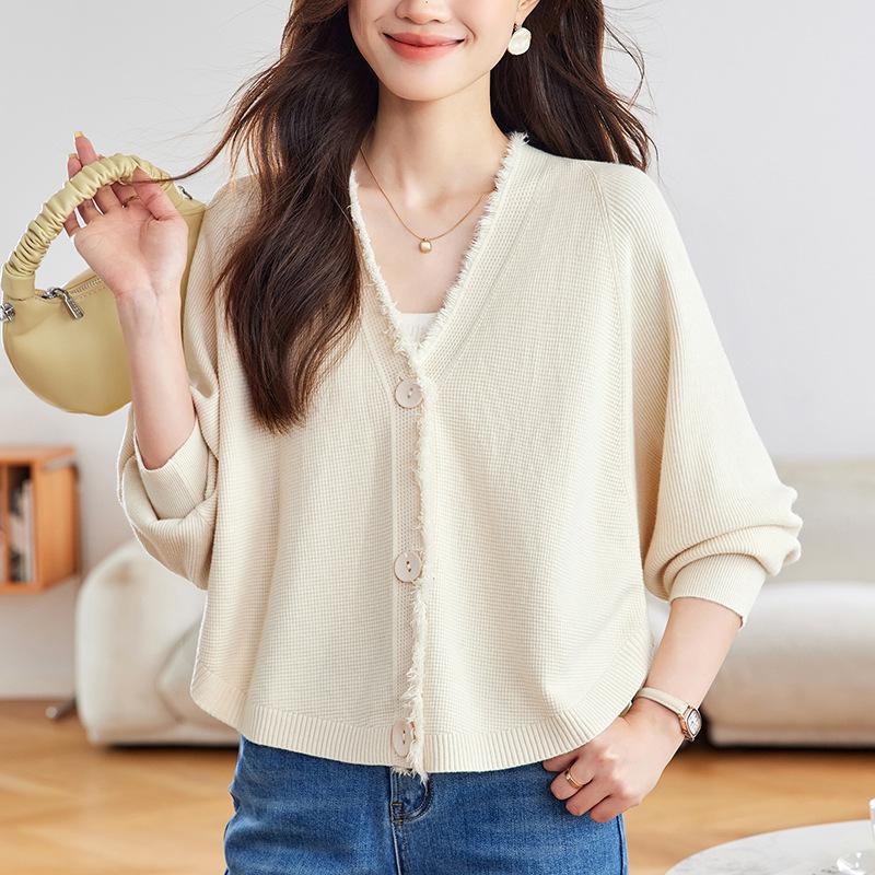 Женский кардиган с рукавами «летучая мышь» и юбка - Модный осенний тренд 2025