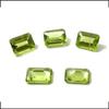 Изготовление ювелирных изделий с использованием натурального зеленого перидота изумрудной огранки, 4,70 карата, 5 штук размером 7x5 мм.