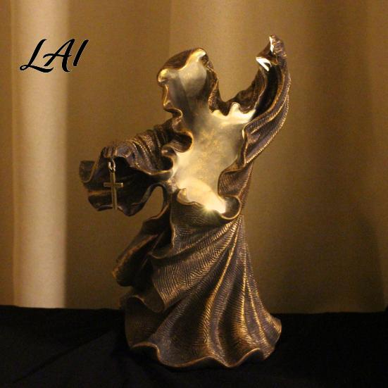 Atmospheric Desktop Decor Resin Gothic Halloween Statue Spooky Tabletop Ghost Decoration with Light Study Room Table Lamp Mysterious Faceless