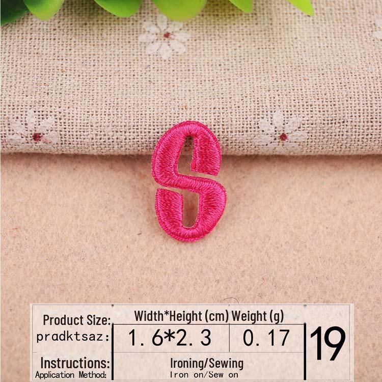 Розовая вышитая нашивка с буквами алфавита для украшения одежды