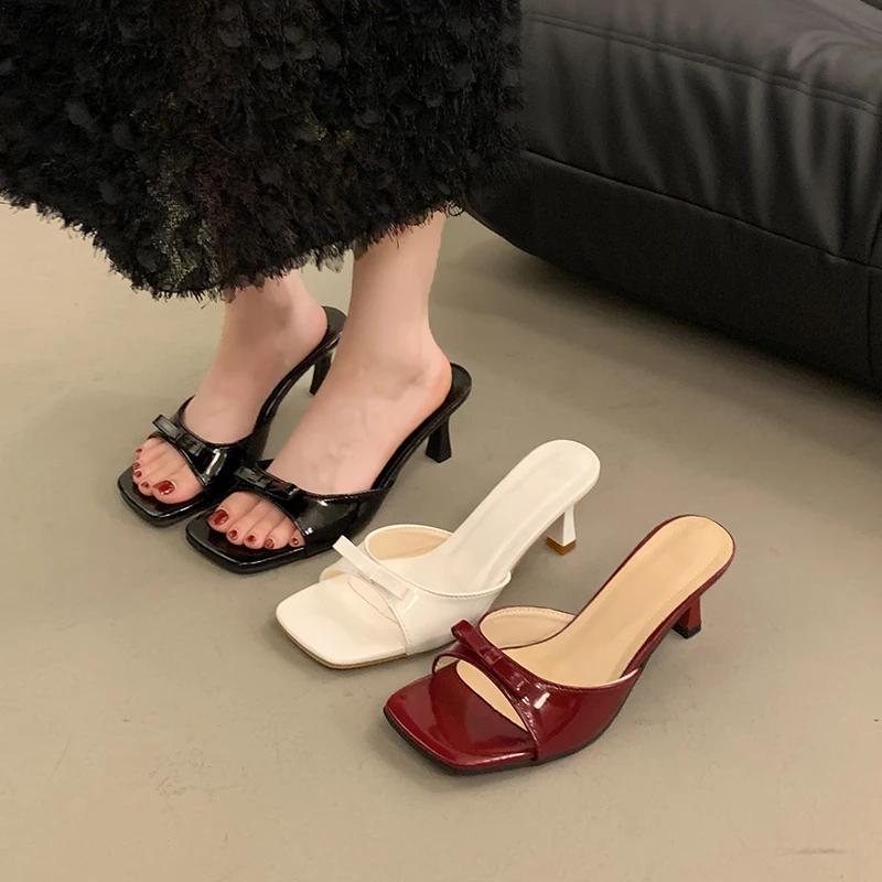 2024 Новые популярные высококачественные летние женские тапочки с квадратным каблуком и открытым носком, женская обувь для банкета и вечеринки, однотонные