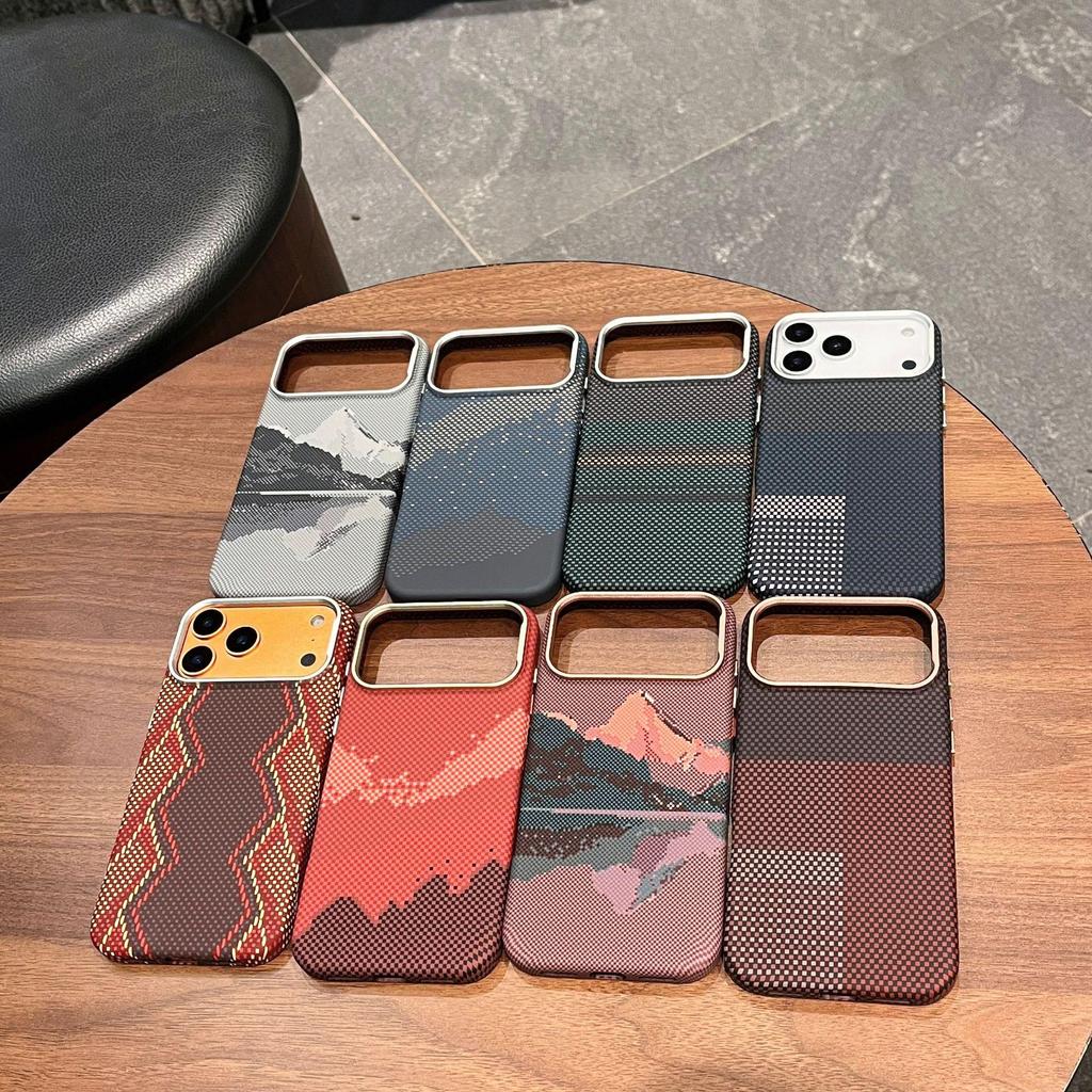 Магнитный чехол из углеродного волокна "Золотая гора на закате" для iPhone 17 Pro Max - Полное покрытие, металлическая защита объектива