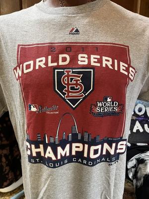 ФУТБОЛКА ST LOUIS CARDINALS МУЖСКАЯ СРЕДНИЙ РАЗМЕР СЕРЫЙ WORLD SERIES 2011 БЕЙСБОЛ MAJESTIC Унисекс Футболка