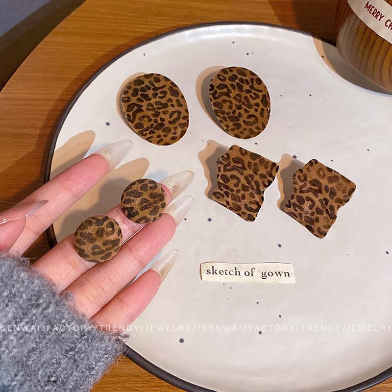 Винтажные серьги-гвоздики с леопардовым принтом Maillard, флокированные, женские, легкая роскошь, осенне-зимние украшения для ушей