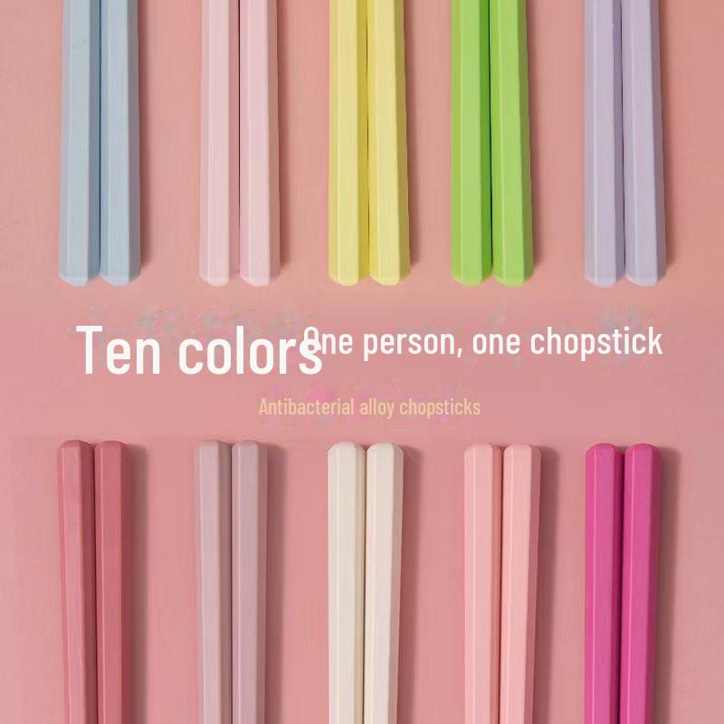 Палочки для еды Morandi из разноцветного нескользящего сплава — в японском стиле, по одной паре на человека.