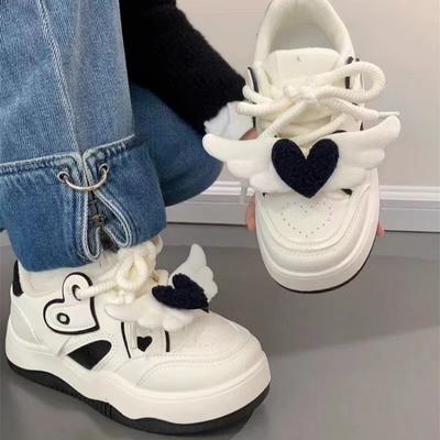 Женские кроссовки на платформе, милые спортивные туфли с украшением в виде сердца, удобная повседневная модная обувь, уличные кроссовки на плоской подошве для бега, женские