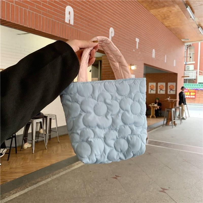 Стильная стеганая сумка-тоут для перекусов и детских вещей, идеально подходящая для ежедневного использования мамой.